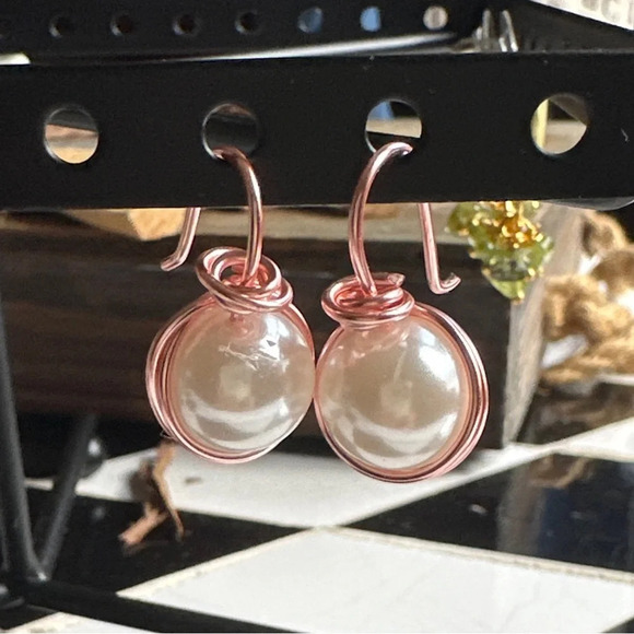 Alquimia Jewelry - Alquimia Pink Wire Pearl Earrings